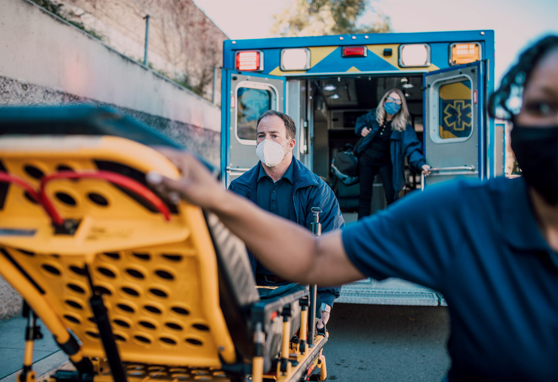 Sanitäter treffen mit Ambulanz bei Einsatzort ein